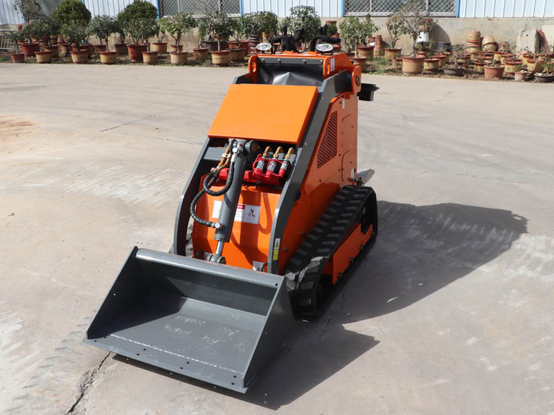 站駕式小型滑移裝載機