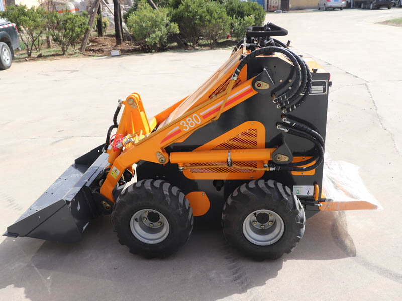 小型輪式滑移裝載機(jī)